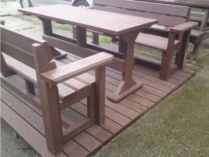 11 e. Der Boden unter den Möbeln besteht aus rutschfesten Brettern