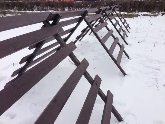 13 a. Klassische kleine Schneebarriere