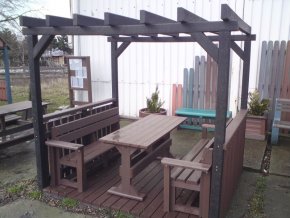 02 ia. Pergola aus Prismen und Brettern