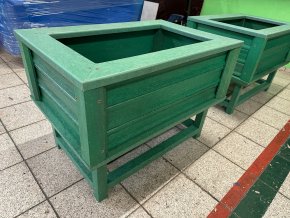 03 ee. Blumentopf auf Beinen