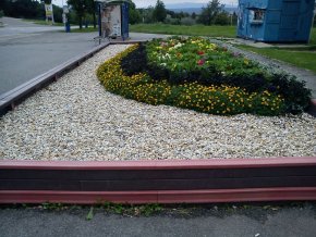 03 be. Riesiger rechteckiger Blumentopf