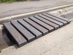 06 ba. Kanaldurchgang aus Brettern, verstärkt