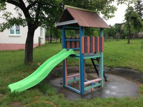 07 gb. Kinderhaus mit Rutsche und Treppe