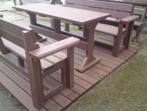 11 e. Der Boden unter den Möbeln besteht aus rutschfesten Brettern