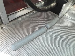 21 g. Rolltreppenbarrieren