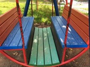 02 na. Schaukel – bunte, metallverstärkte Bretter