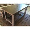 02 uur. Massieve tafel gemaakt van prisma's