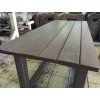 02 uur. Massieve tafel gemaakt van prisma's