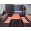 02 ga. Set van 2 massieve L-vormige banken en tafel