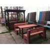 02 ga. Set van 2 massieve L-vormige banken en tafel