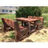 02 ga. Set van 2 massieve L-vormige banken en tafel