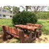 02 ga. Set van 2 massieve L-vormige banken en tafel