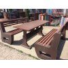 02 ga. Set van 2 massieve L-vormige banken en tafel