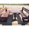 02 ga. Set van 2 massieve L-vormige banken en tafel