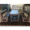 02 ga. Set van 2 massieve L-vormige banken en tafel