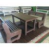 02 ga. Set van 2 massieve L-vormige banken en tafel