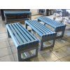 2 stuks. Bank zonder rugleuning, kort, prismatisch