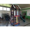 0,7 GB. Kinderhuisje met glijbaan en trap.