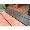 11 e. Vloer onder meubels gemaakt van antislip planken