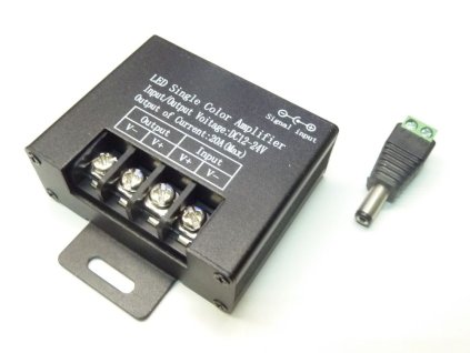 Jednokanálový zesilovač signálu AMP7 Zesilovač signálu 1kanál, 12-24VDC, 20A Rozměry: 64 × 52 × 23mm Max. zatížení: 12V - 240W / 24V - 480W Zesilovač signálu jednokanálový LED pásků a modulů. Slouží k rozšíření výkonů LED ovladačů nad jejich přípustné zatížení. Vstup signálu je do tohoto zesilovače přes DC konektor (je součástí balení). TopLux Osvětlení Praha, Libeň