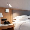 Nástěnná lampička k posteli Immax PUNTO USB v kombinaci s přisazenými svítidly PUNTO v interiéru