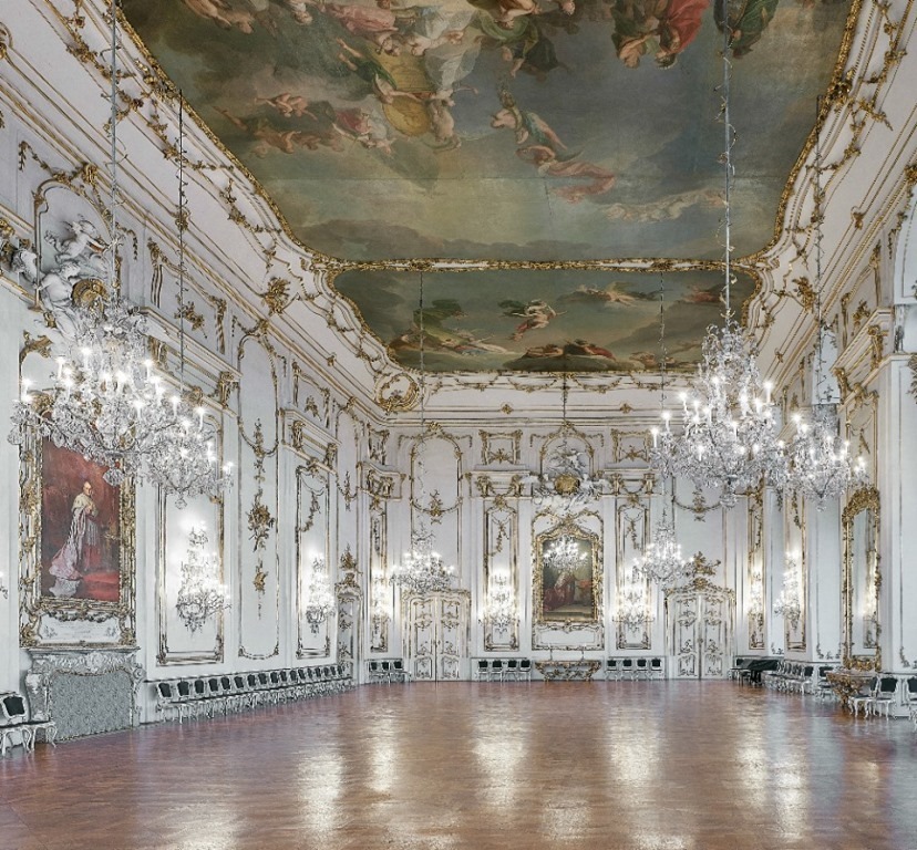 Snemovna sála s bohatou výzdobou