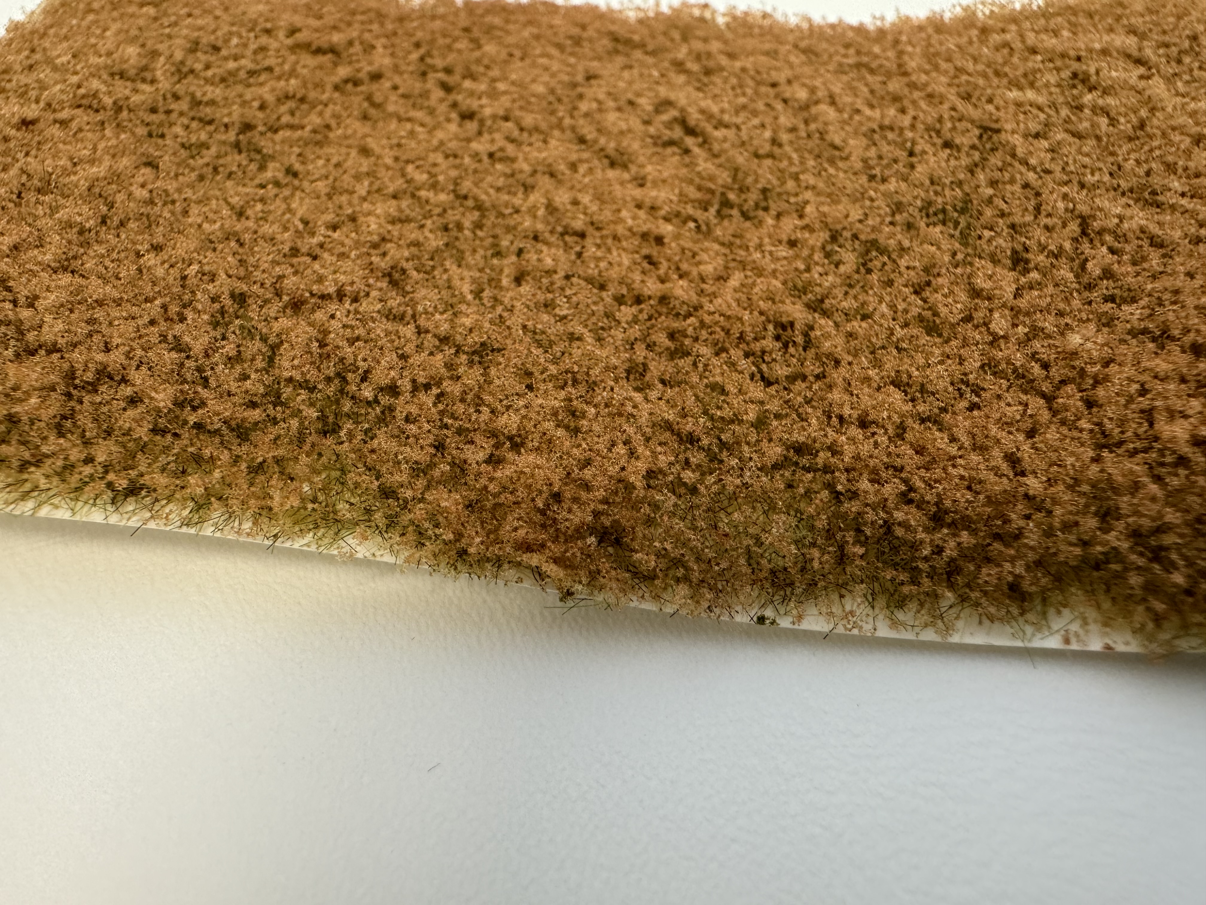 Trávny porast s posypom 4,5mm - suchá vegetácia 16x10,5cm