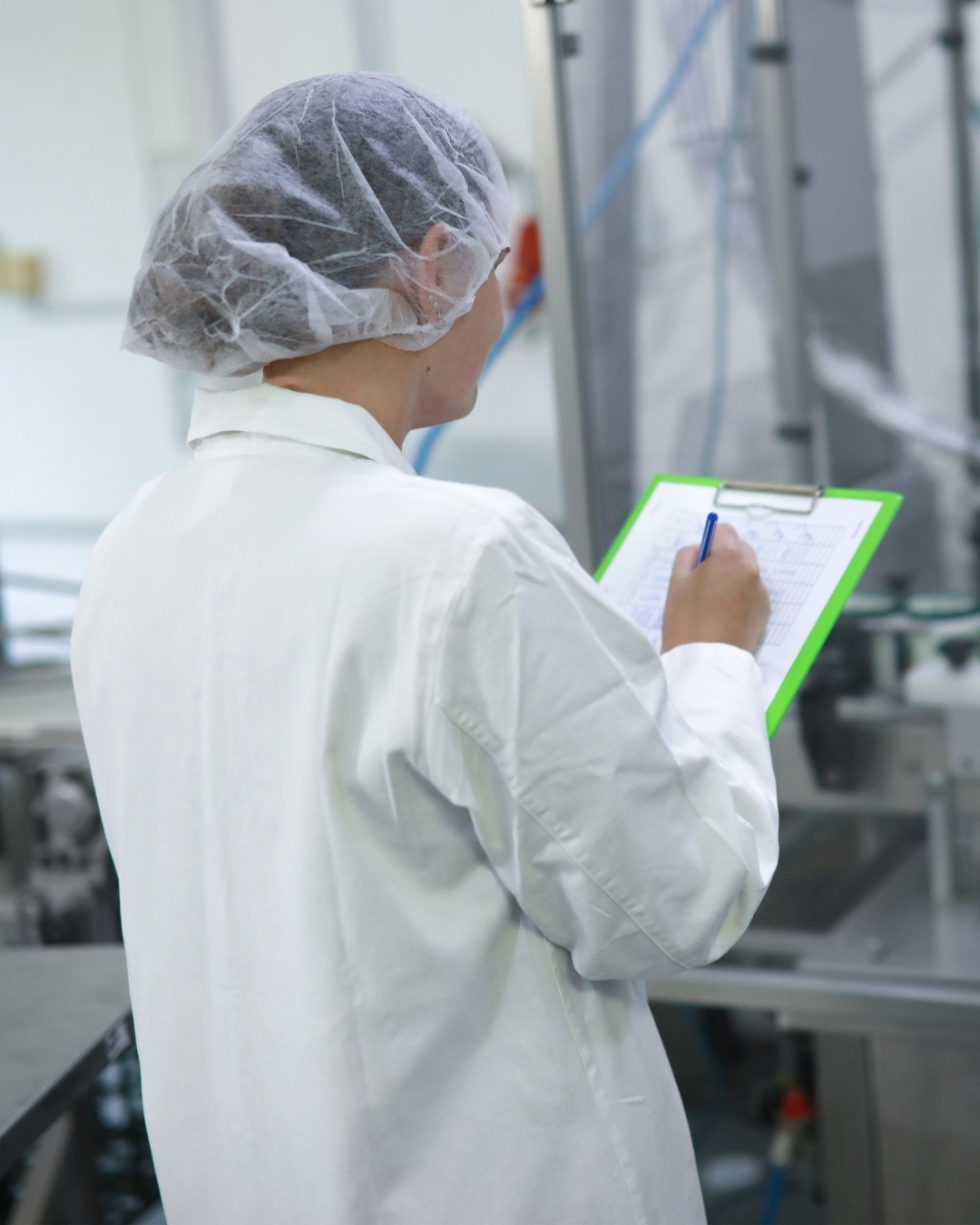 Technoložka Topnatur dohlížející na kvalitu produktů