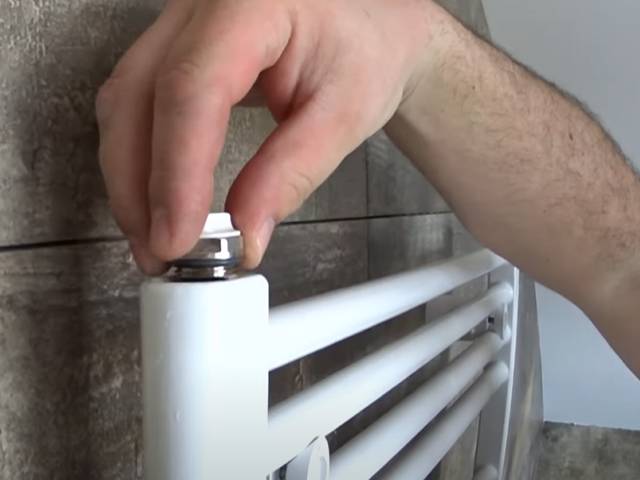 Instalace elektrického topného žebříku krok 6