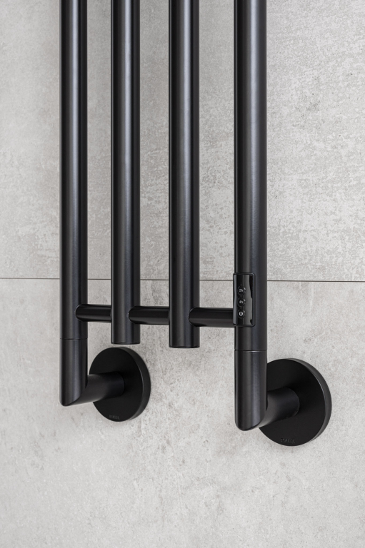 PMH Mona 331 x 1533 mm MO1 elektrický sušák barva černá, detail spodní části