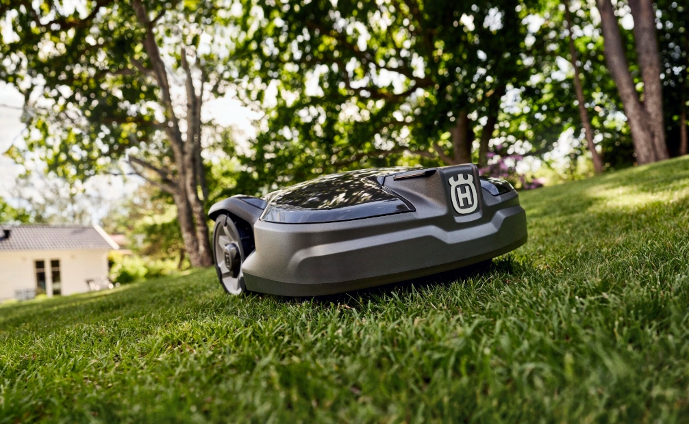 Ktorú robotickú kosačku vybrať? Parametre, výhody, nevýhody a značky