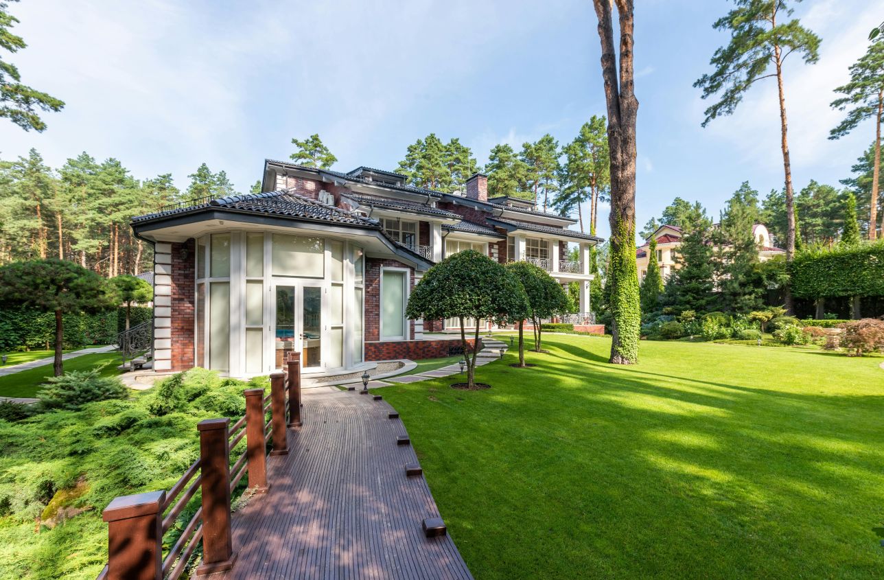 Ako znížiť teplotu trávnika počas horúčav – triky pre zdravý porast