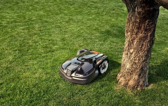 Robotická kosačka Husqvarna Automower 305 pre menšie záhrady