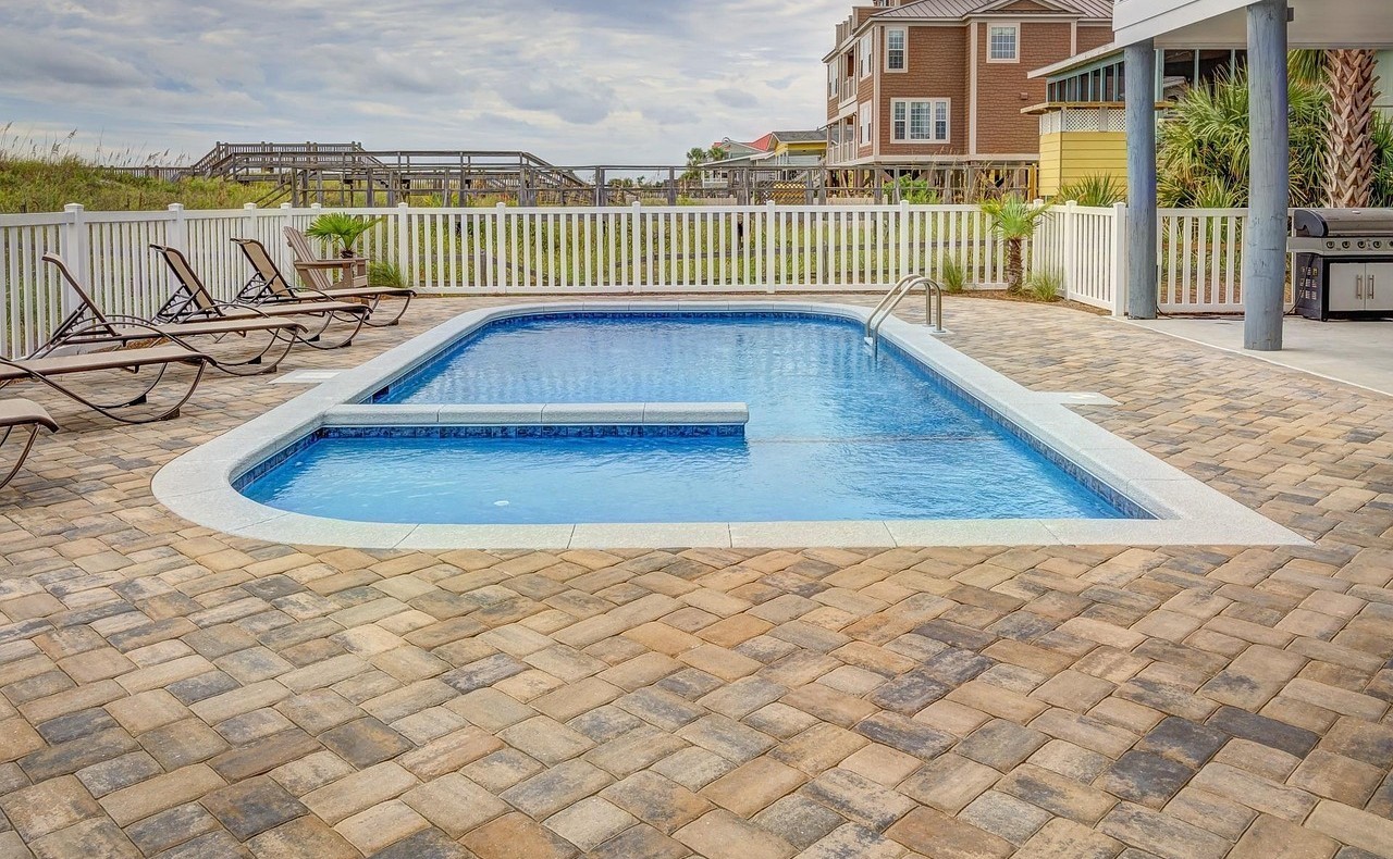 Koniec marca až apríl — čas na odzimovanie bazéna