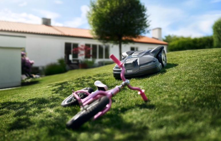 Robotické kosačky Husqvarna Automower® NERA s funkciou obchádzania prekážok