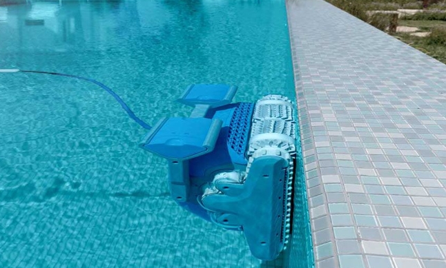 Ako sa dokáže robotický bazénový vysávač udržať na stene bazéna?