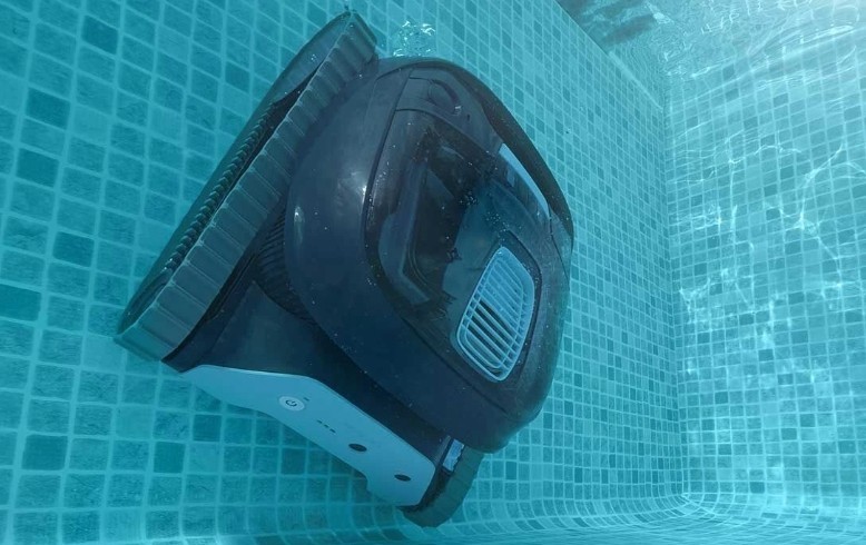 Robotický akumulátorový bazénový vysávač pre ešte viac pohodlia