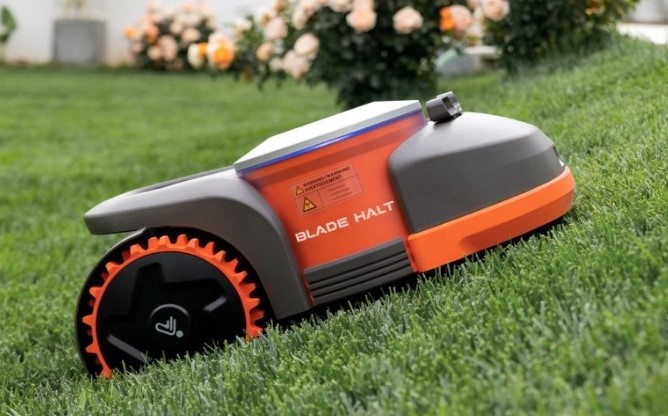 Robotická kosačka obohatí trávnik o mulč