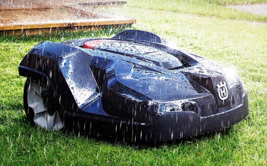 Robotická kosačka a dážď — na čo by ste mali myslieť?