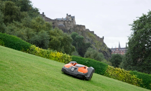 Vie robotická kosačka, kadiaľ sa má pohybovať?