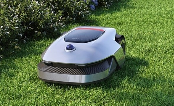 Vysoké teploty, slnko a robotická kosačka