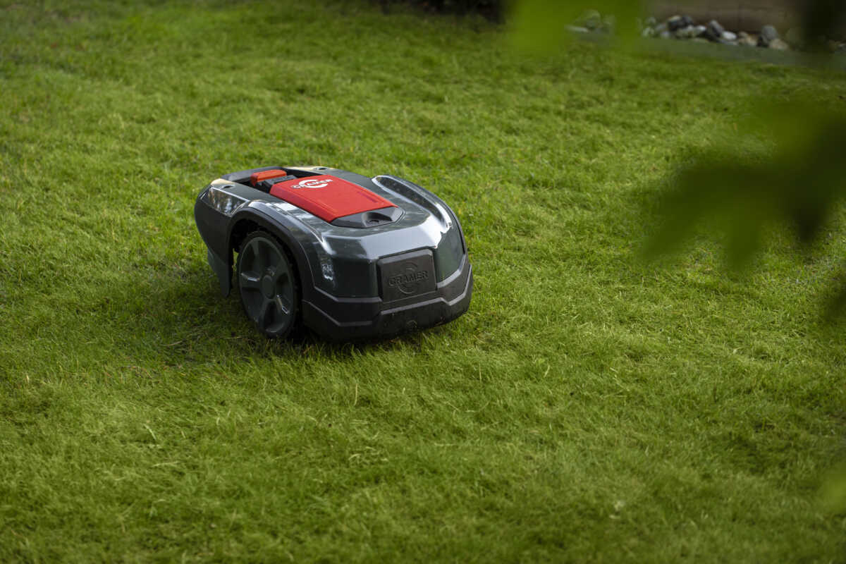 Cramer-RM800-mowing-the-lawn