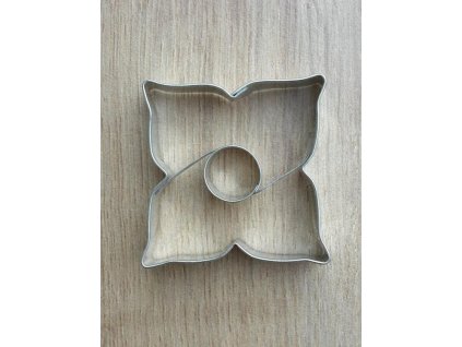 Kovová vykrajovačka - štvorec špicatý so stredom