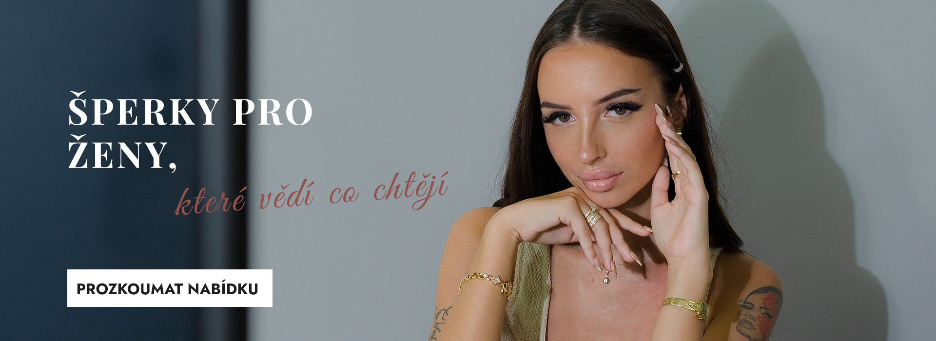 TOP Zlatnictví banner - Žena se zlatými šperky