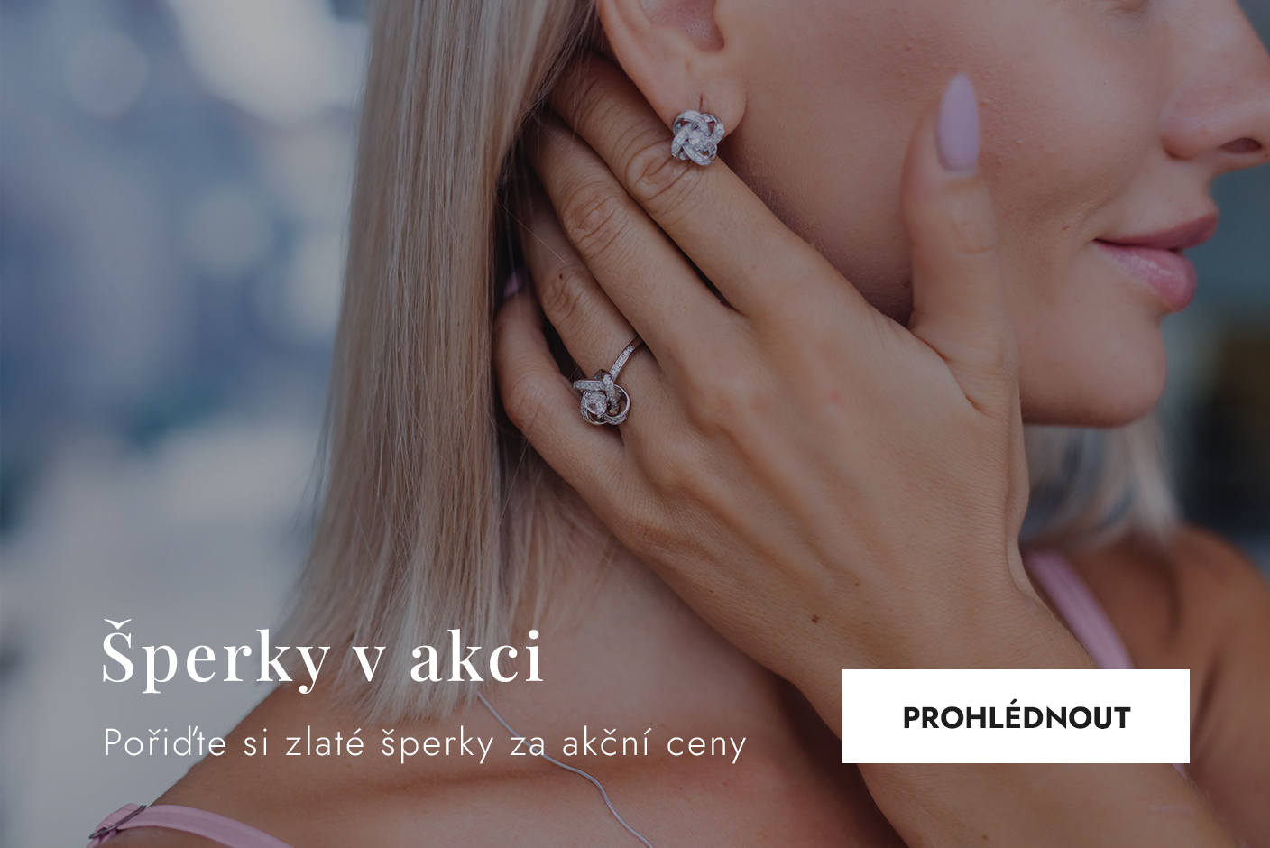 Žena se šperky z bílého zlata