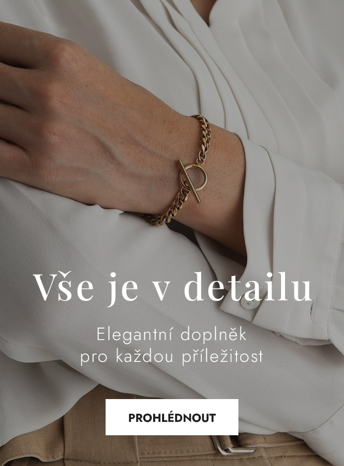 Žena se zlatým náramkem na ruce