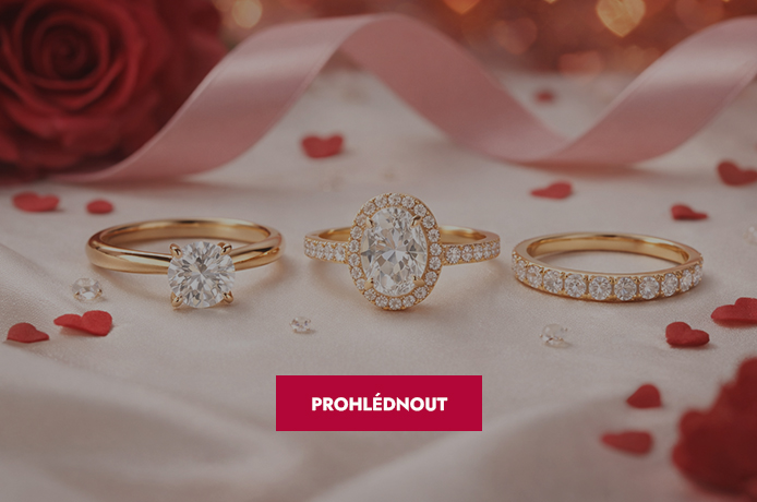 Zlaté dámské prsteny na valentýnském pozadí