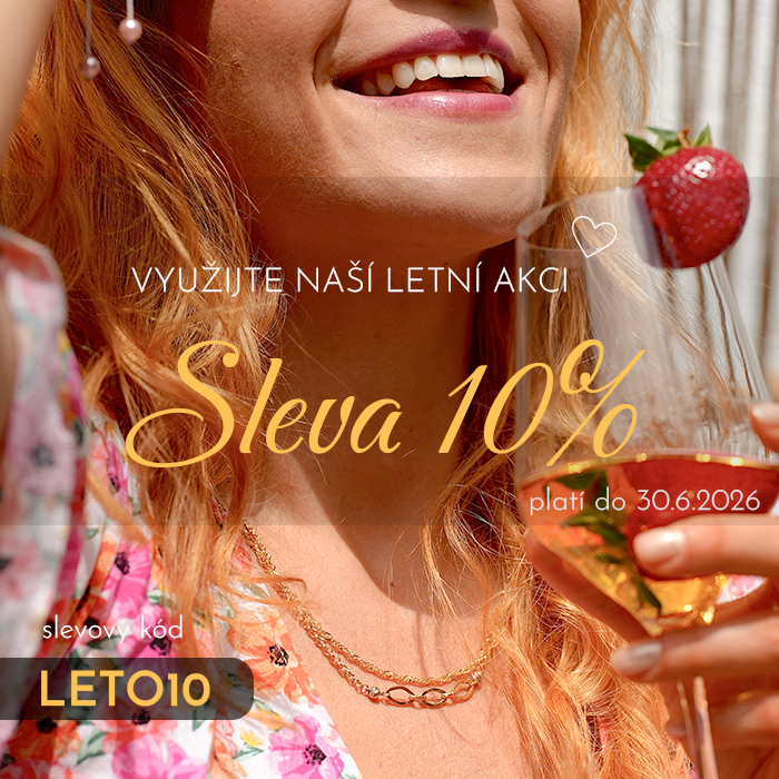 Žena se zlatým náhrdelníkem na krku