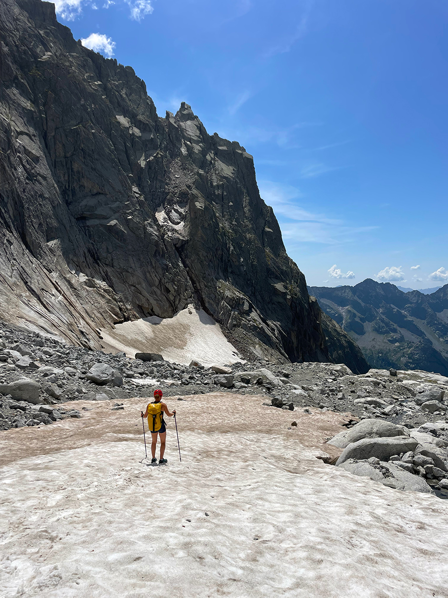 Andrejka si užívá kousek sněhu pod Punta Ferrario