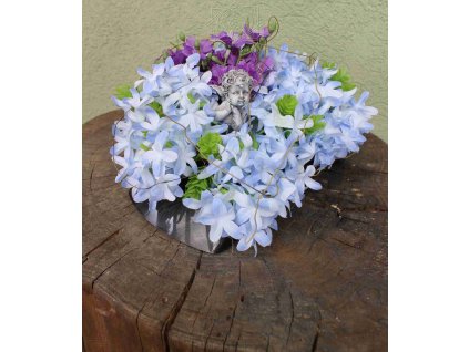 Dušičky - ikebana na hrob s modrými kvetmi a anjelom